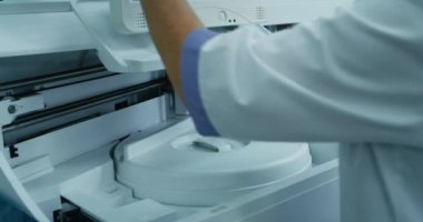 Ekin doktoru numuneyi makineye yerleştiriyor