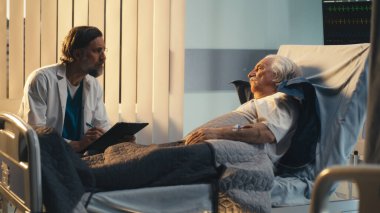 Doktor hastayla konuşuyor ve notlar alıyor.