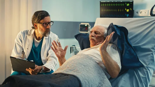 Paziente anziano che parla con il medico — Foto Stock