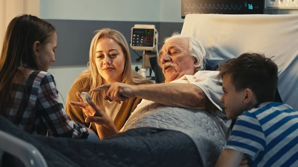 Glada dotter och barnbarn stödja äldre patient — Stockfoto