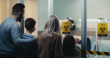 Koronavirüs koğuşunda yaşlı bir hastayla ilgilenen aile doktoru.