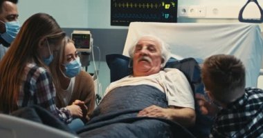 Klinikte ailesiyle konuşan kıdemli bir hasta var.