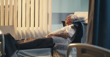 Doktor hastayla konuşuyor ve notlar alıyor.