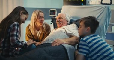 Neşeli kız ve torunlar yaşlı hastalara bakıyorlar.