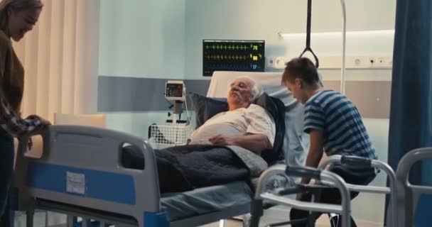 Šťastná rodina navštíví starší muž v nemocnici — Stock video