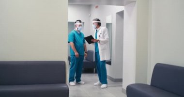 Asyalı doktor acilen meslektaşlarını arıyor.