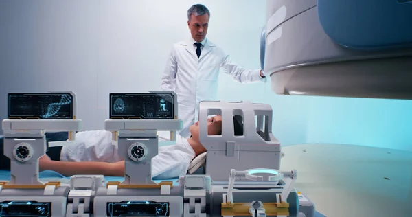 Lääkäri valmistelee poikaa futuristiseen magneettikuvaukseen — kuvapankkivalokuva