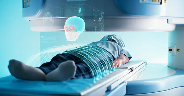 Starší pacienti během futuristického MRI zákroku — Stock fotografie
