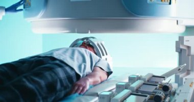 MRI makinesinde HUD arayüzleri olan kıdemli adam