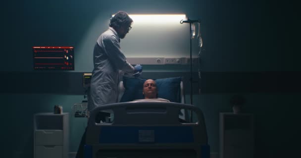 Médecin laissant le patient mort en salle — Video
