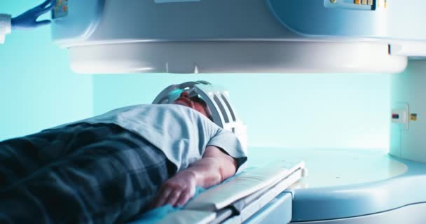 Idős betegek a futurisztikus MRI eljárás során — Stock videók
