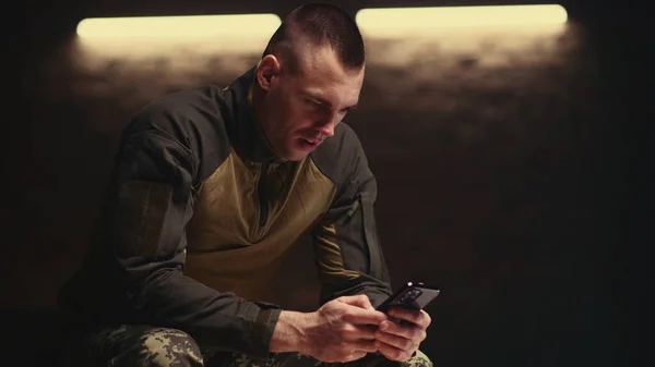Vojenský muž dělá videohovor na smartphone — Stock fotografie