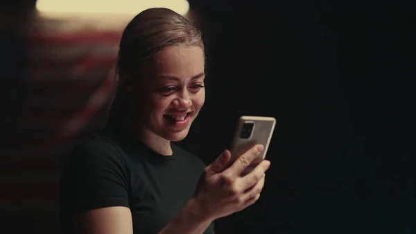 Mujer feliz hablando con un amigo en línea — Foto de Stock