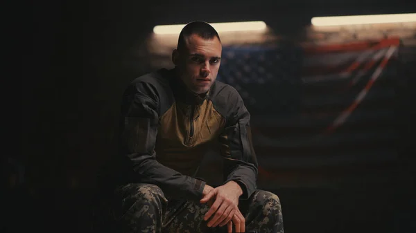 Чоловік солдат відпочиває на лавці — стокове фото
