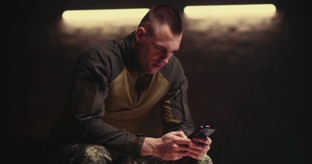 Homme militaire faisant appel vidéo sur smartphone — Video