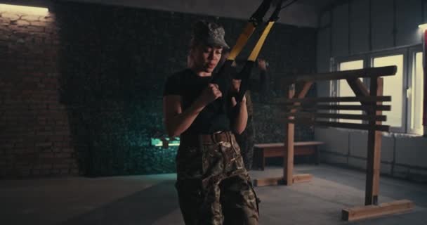 Mujer soldado haciendo TRX embestida cerca del escuadrón — Vídeos de Stock