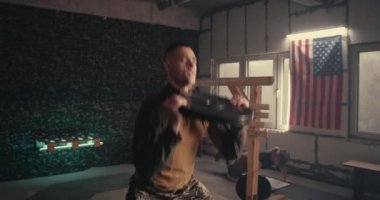 Ordu mensubu ağırlıkla çömeliyor.