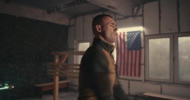 Ağırlık diskiyle egzersiz yapan güçlü erkek asker