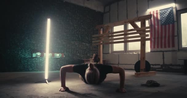 Soldados haciendo ejercicio en gimnasio gruñón — Vídeos de Stock
