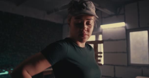 Γυναίκα στρατιώτης προθέρμανση κατά τη διάρκεια της εκπαίδευσης — Αρχείο Βίντεο