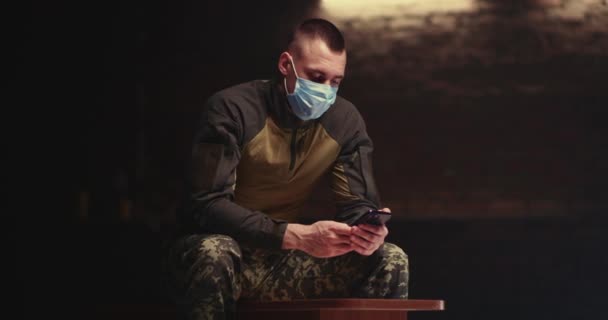 Mężczyzna żołnierz w masce podejmowania wideo połączenie — Wideo stockowe
