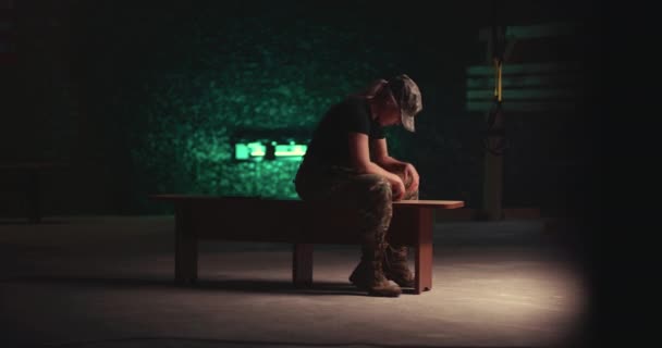 Soldat femelle épuisée reposant sur un banc — Video
