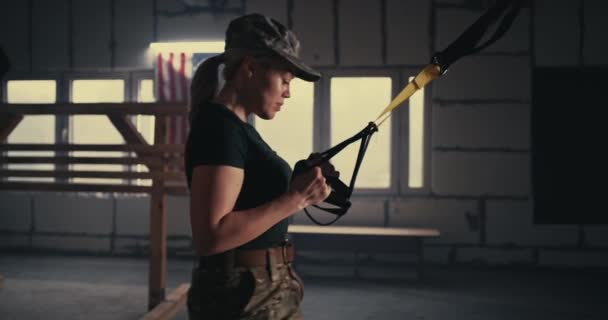 Ισχυρή στρατιωτική γυναίκα κάνει TRX βουτιά στο γυμναστήριο — Αρχείο Βίντεο