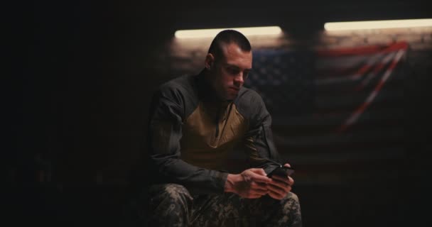 Soldado cansado usando smartphone en base militar — Vídeos de Stock