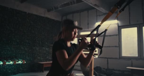 Mujer militar tomando un descanso durante el entrenamiento intenso — Vídeos de Stock