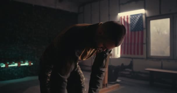 Træt militær mand tager pause under træning – Stock-video