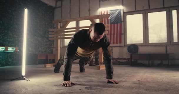 Man soldaat doen push-ups en het nemen van pauze — Stockvideo