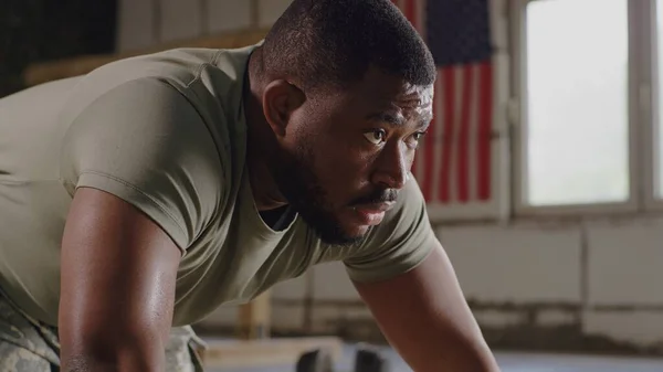 Μαύρος στρατιώτης κάνει πους απς στο γυμναστήριο — Φωτογραφία Αρχείου