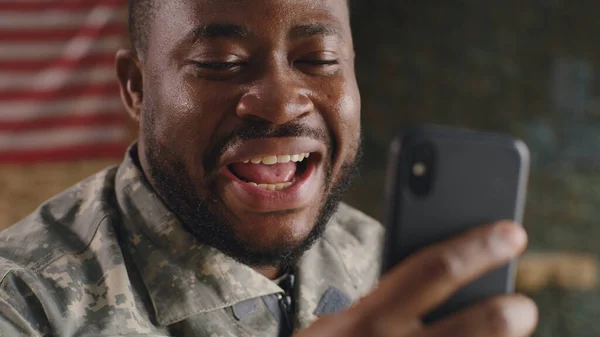 Μαύρος στρατιωτικός που κάνει βιντεοκλήση — Φωτογραφία Αρχείου