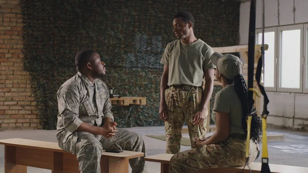 Μαύρος στρατιώτης μιλάει με τάγματα στο γυμναστήριο — Φωτογραφία Αρχείου