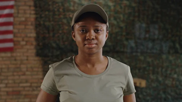 Mujer militar afroamericana en la base — Foto de Stock