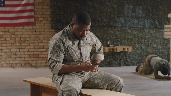 Militares negros usando smartphone en el gimnasio juntos — Foto de Stock