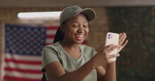 Munter afrikansk amerikansk kvindelig soldat gør videoopkald til ven – Stock-video