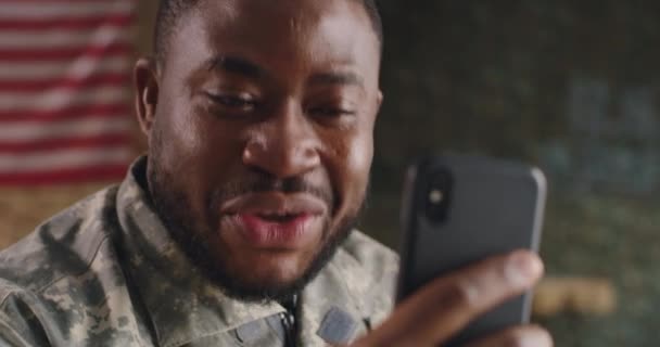 Militar negro haciendo videollamada — Vídeos de Stock