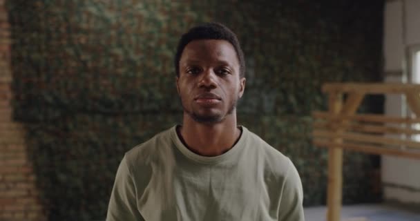 Soldat negru în sala de gimnastică a bazei militare — Videoclip de stoc