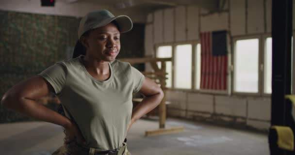 Zwarte militaire vrouw rustend tijdens de training — Stockvideo