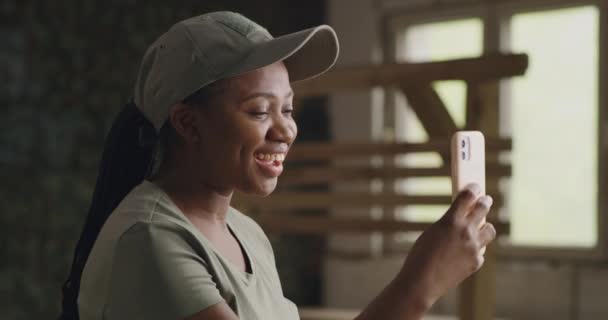 Задоволена чорна військова жінка розмовляє з онлайн другом — стокове відео