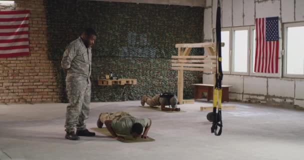 Comandante negro instruindo soldado durante o treinamento — Vídeo de Stock