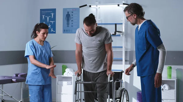 Gehbehinderter Mann versucht mit Rollator in der Nähe von Ärzten zu spazieren — Stockfoto