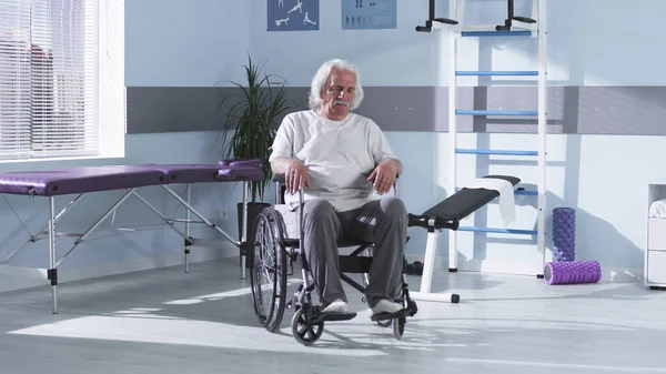 Hombre mayor en silla de ruedas en el centro de rehabilitación — Foto de Stock