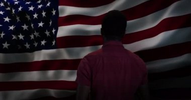 ABD bayrağı yanında mutlu siyah adam ve 4 Temmuz Bağımsızlık Günü yazıtları