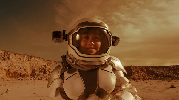 Kvinnlig astronaut tittar på kameran på Mars — Stockfoto