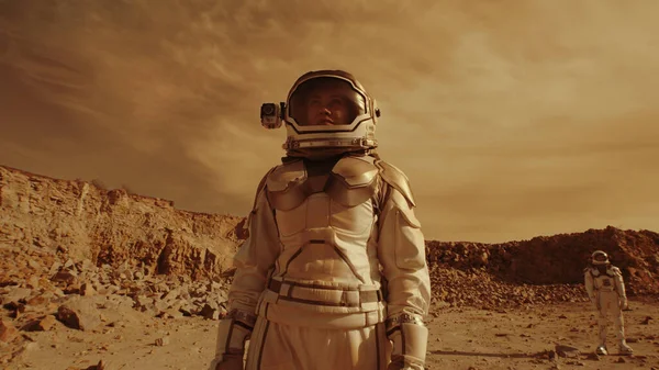 Kvinnlig astronaut beundrar terrängen på Mars — Stockfoto