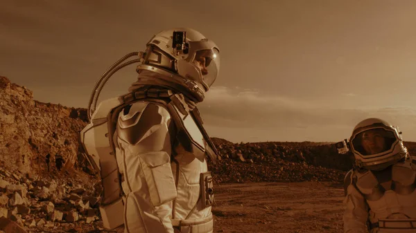 Homme astronaute réglage caméra sur collègue — Photo