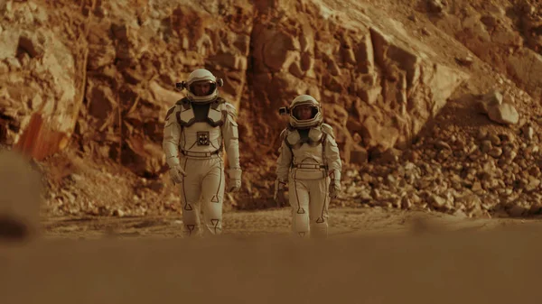 Manliga och kvinnliga kosmonauter går på Mars — Stockfoto
