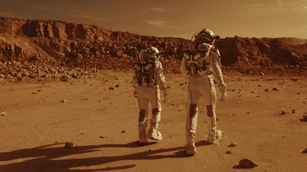 Nierozpoznawalni astronauci spacerujący po Marsie — Zdjęcie stockowe